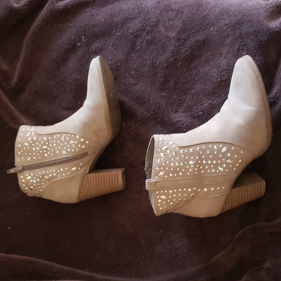 Jennifer Lopez Myra size 8M studded ankle booties side zip 3 inch heel. - Picture 5 of 5